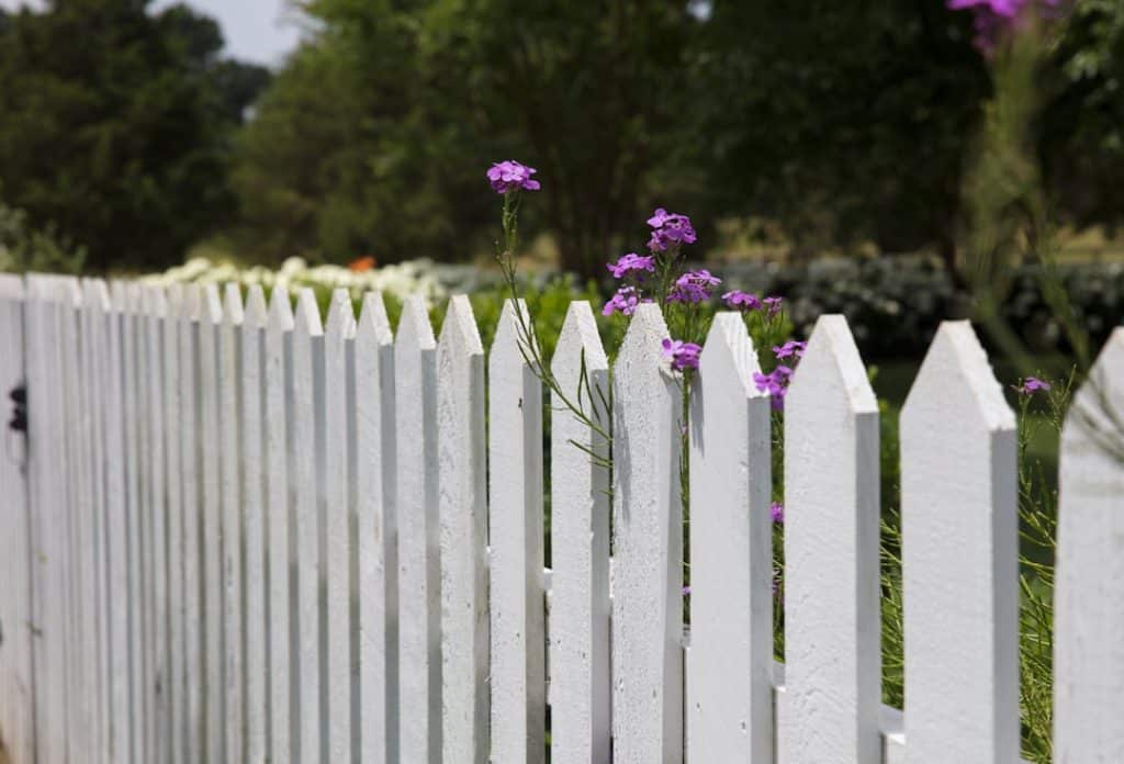 Read more about the article Enhancing Security: The Role of Fences in Home Protection